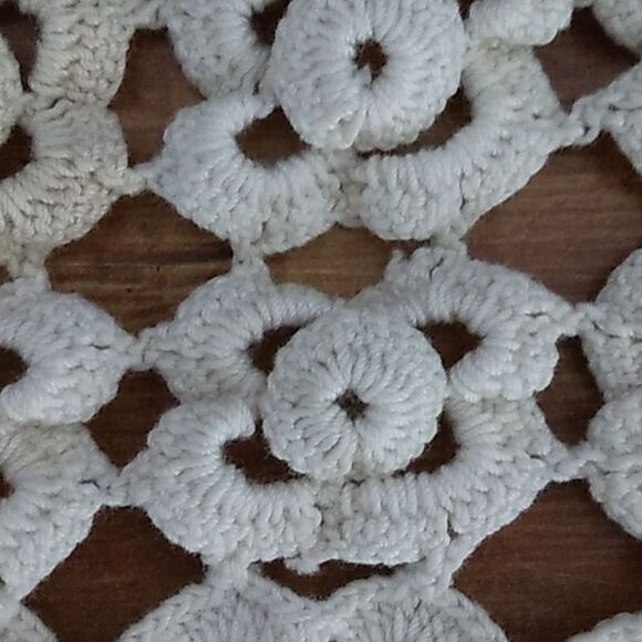 BEAUTIFUL VINTAGE CROCHETED  DOILY - Picture 2 of 2